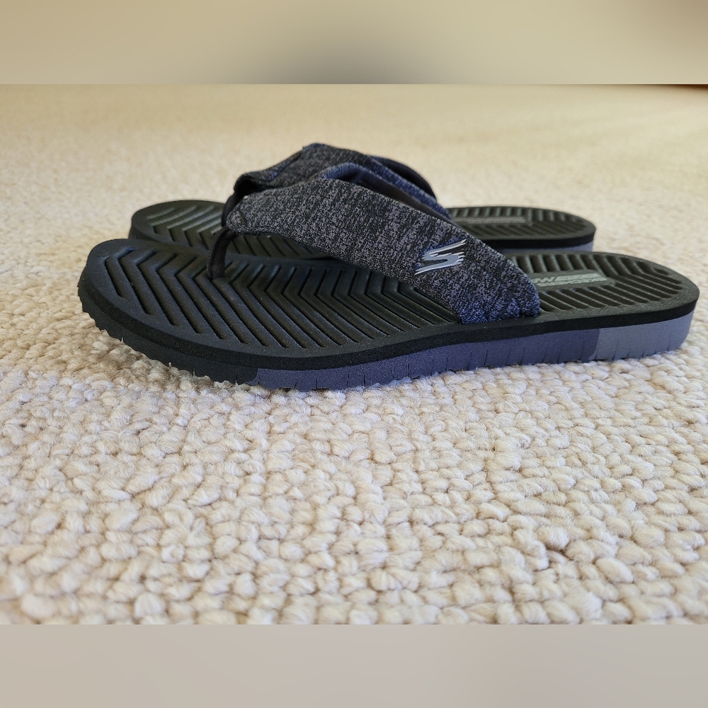 Sketchers Goga Max Womens Flip Flops size 8 Black Grey
